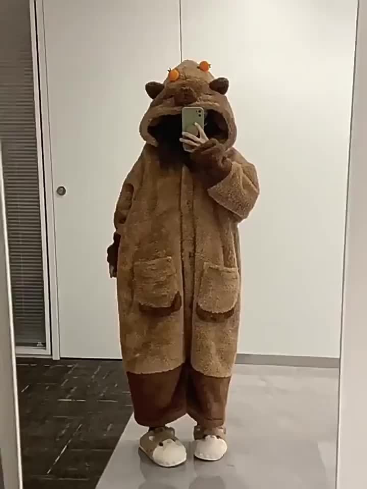 Vestaglia Peluche Capibara  – Abito Invernale con Cappuccio per Feste e Casa Carnevale