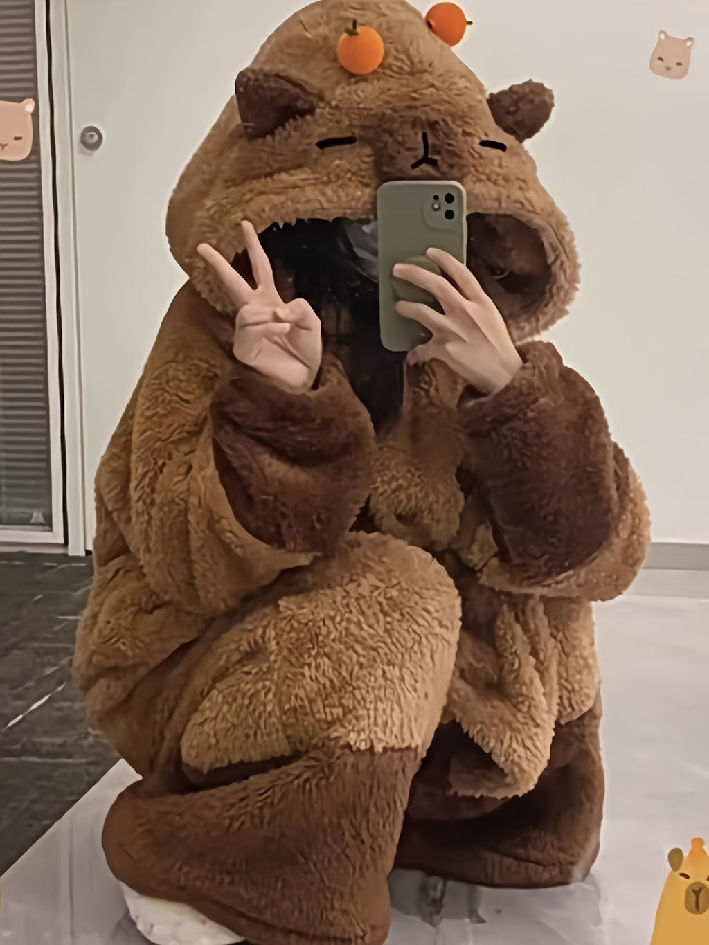 Vestaglia Peluche Capibara  – Abito Invernale con Cappuccio per Feste e Casa Carnevale