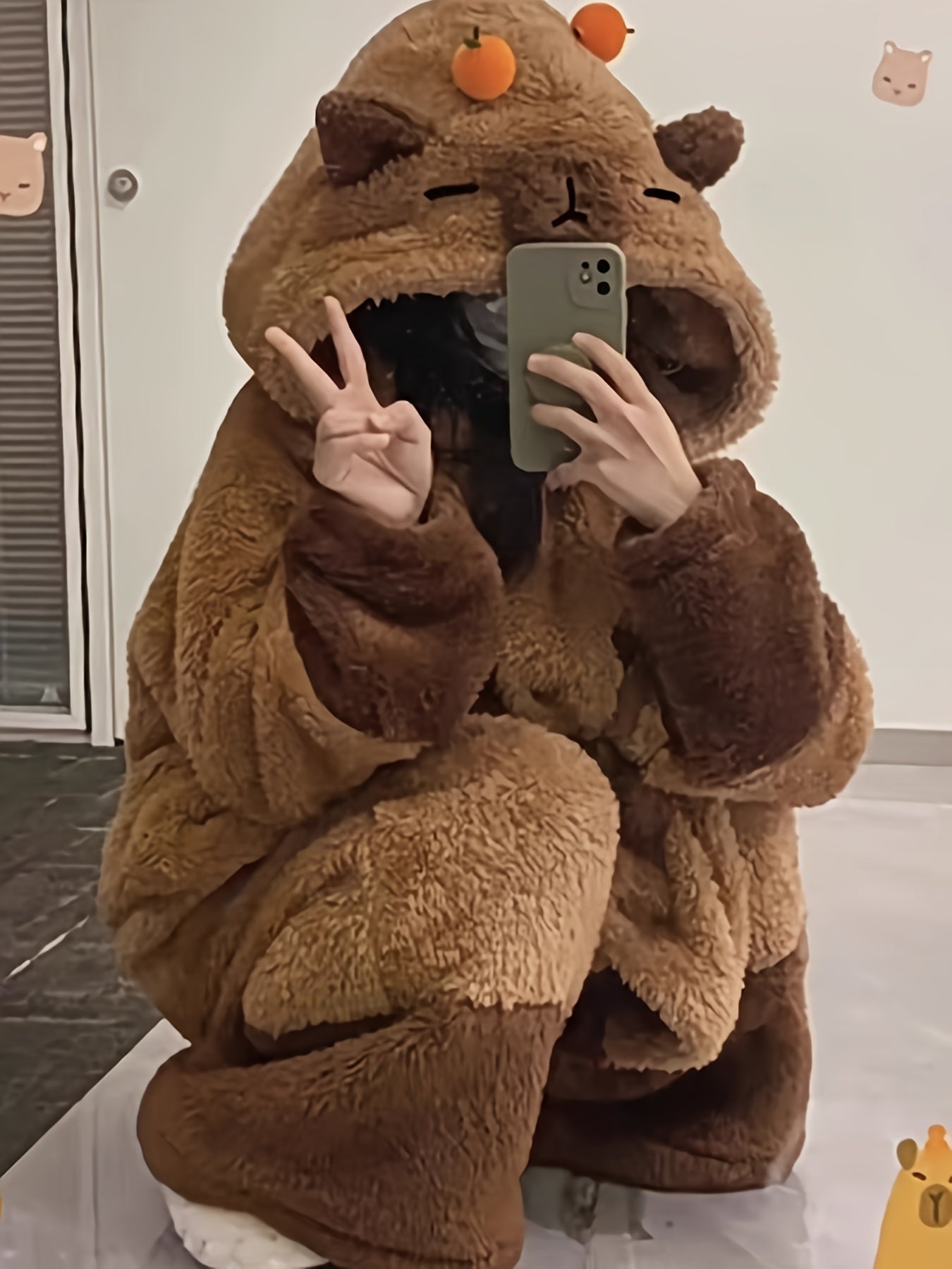 Vestaglia Peluche Capibara  – Abito Invernale con Cappuccio per Feste e Casa Carnevale